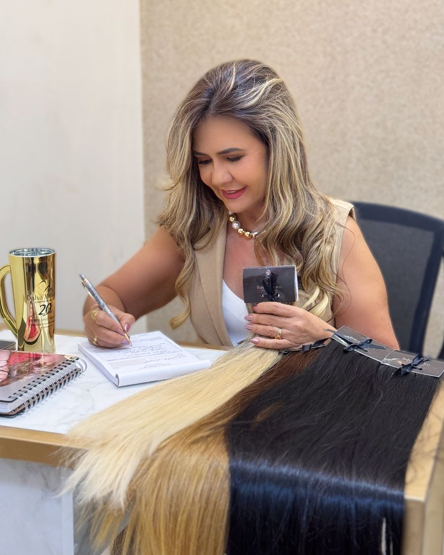 Dalva Mineiro preenchendo a ficha de avaliação, com mechas em três tons sobre a mesa